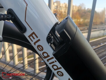 Der Akku ist in den Rahmen integriert, aber entnehmbar