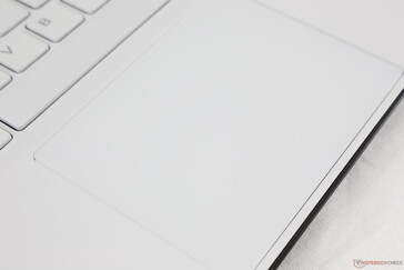 Das Touchpad hat eine ordentliche Größe (10 x 8 cm) und einen festeren und lauteren Klick als das neue XPS 15