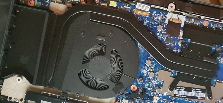 Zwei Heatpipes fürs T16 AMD – Aussparung links, da das Mainboard vom kleineren T14 stammt.
