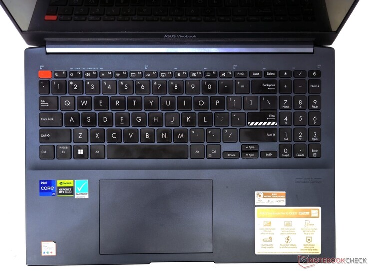 Tastatur und Touchpad im Asus VivoBook Pro 16 bieten eine ordentliche Eingabeerfahrung