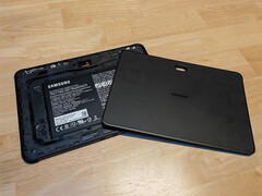 Das Samsung-Tablet kommt mit einem entnehmbaren Akku. Und wenn es sein muss, funktioniert es sogar ganz ohne Batterie.