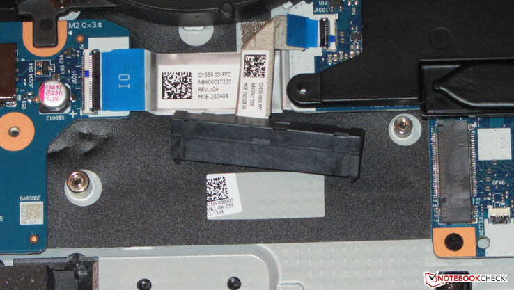 Wird der 2,5-Zoll-Laufwerksrahmen entfernt, kann alternativ eine zweite NVMe-SSD eingesetzt werden