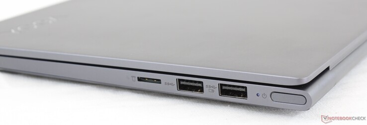 Rechts: MicroSD reader, 2x USB Type-A