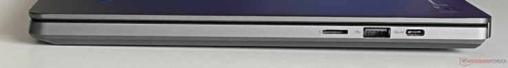 Rechts: microSD-Kartenleser, USB-A 3.2 Gen.2 (10 Gbit/s), USB-C 3.2 Gen.2 (10 GBit/s, DisplayPort 1.4, G-Sync)
