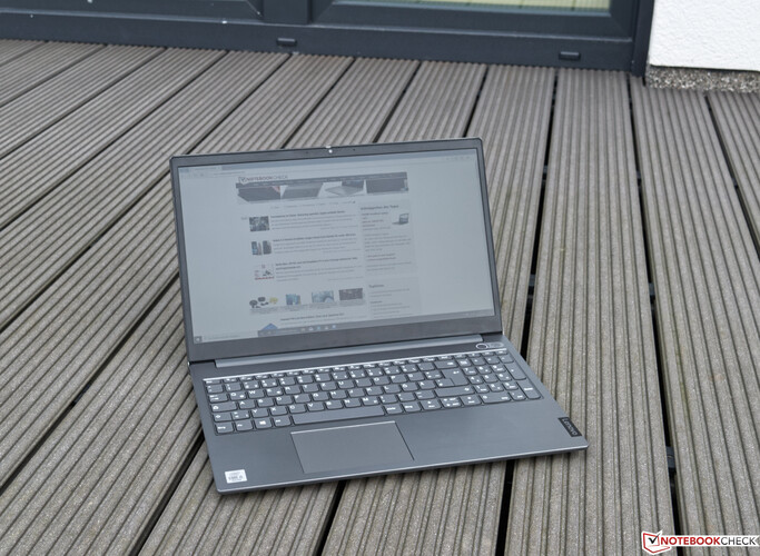 Das Lenovo ThinkBook 15 beim Ausseneinsatz (bewölkter Himmel)