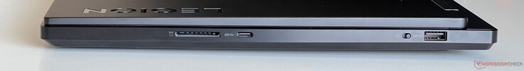 Rechts: SD-Kartenleser, USB-C 3.2 Gen.1 (5 GBit/s, DisplayPort-Alt-Modus 1.4, Power Delivery), Webcam eShutter, USB-A 3.2 Gen.1 (5 GBit/s)
