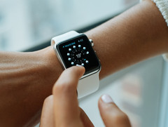 Apple bleibt mit der Apple Watch bei den Wearables die Nummer 1 vor Xiaomi und Fitbit.