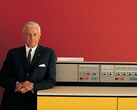 Der damalige IBM-Chef Thomas Watson Jr. stellt 1964 den System/360-Rechner vor. (Bild: IBM)