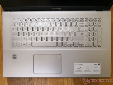 Tastatur und Layout mit Hintergrundbeleuchtung haben sich gegenüber dem VivoBook 17 vom letzten Jahr nicht verändert.