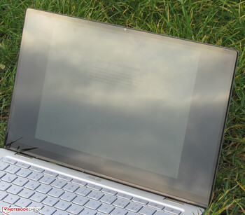 Das Chromebook im Freien (geschossen bei bedecktem Himmel).