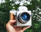 Die Nons SL645 Sofortbild-Kamera unterstützt Wechselobjektive von Nikon, Canon, Pentax und Co. (Bild: Nons)