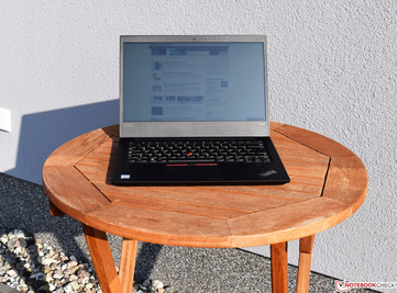 Lenovo ThinkPad E480 bei Sonnenschein