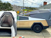 Das serienmäßige Basecamp-Zelt des Tesla Cybertruck hat fast nichts mehr mit der ursprünglich beworbenen Version zu tun (Bild: Cybertruck Owners' Club)