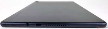 Untere Gehäuseseite (Kartenslot, 3,5 mm Klinke, USB Port, Lautsprecher)