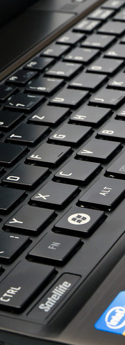 Die Scharniere sind straff und verhindern das Öffnen des Subnotebooks mit einer Hand