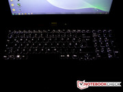 Die Tastatur selbst verfügt über eine Hintergrundbeleuchtung, was auch das Schreiben in dunklen Umgebungen ermöglicht.