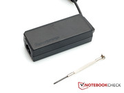 Das 65 Watt Netzteil ist angenehm klein ausgefallen