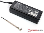 Das Netzteil ist erfreulicherweise recht klein und leicht.