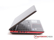 Von der Seite ist es nicht gerade das schlankeste Notebook. Von der Seite ist es nicht gerade das schlankeste Notebook.