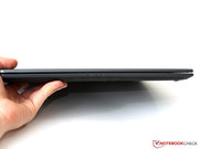 Das 14 Zoll große Ultrabook misst gut 2 Zentimeter Dicke...
