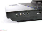 Die Abstände der USB 2.0-Ports sind großzügig und ermöglichen auch den gleichzeitigen Betrieb breiterer USB-Erweiterungen.