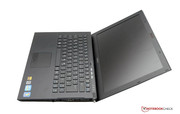 Beim Gehäuse setzt Sony auf ein Carbon-Chassis mit Aluminium-Handballenauflage. Beim Gehäuse setzt Sony auf ein Carbon-Chassis mit Aluminium-Handballenauflage.