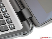 Straffe Scharniere verhindern dabei ein Nachwippen des Displays.