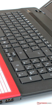 Ein Ziffernblock ergänzt die Tastatur.