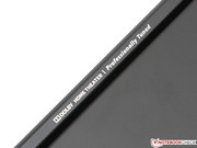 Das Dolby-Soundsystem spielt klar und laut, aber etwas bassarm auf.