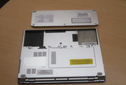 Unter der einen verbirgt sich der Akku und unter der anderen die Hardware. Unter der einen verbirgt sich der Akku und unter der anderen die Hardware.