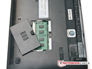 Über die Klappe erhält man Zugriff auf den RAM. Über die Klappe erhält man Zugriff auf den RAM.