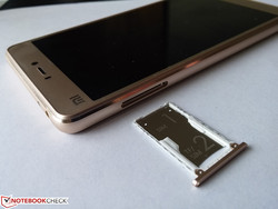 Dual-SIM- und MicroSD-Schacht