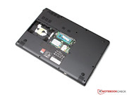 eine Wartungsklappe auf der Unterseite öffnen.