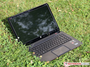 das Display ist zu dunkel und spiegelt stark.