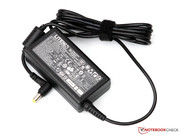 Das beigelegte Netzteil leistet 65 Watt, ...