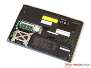 Unterhalb der Wartungsklappe...