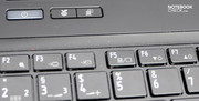 Nur drei Tasten, darunter die Power-Taste links, befinden sich über der Tastatur. Nur drei Tasten, darunter die Power-Taste links, befinden sich über der Tastatur.