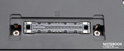 Auf der Rückseite befindet sich der Anschluss für die optionale Docking-Station. Auf der Rückseite befindet sich der Anschluss für die optionale Docking-Station.