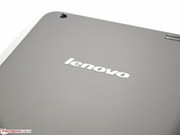 Der Lenovo Schriftzug scheint aufgeklebt und ist bei der Handhabung immer gut spürbar.