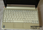 Ebenso in weiß gehalten ist die Tastatur mit teils sehr kleinen Tasten, aber Standardlayout.