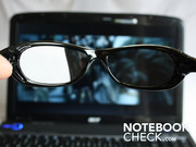 Bei der Brille handelt es sich um einen Polarisationsfilter, wie er in der Fotografie genutzt wird.