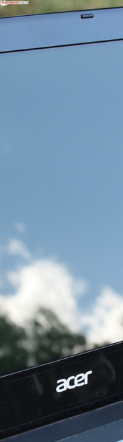 Acer Aspire V5-171: Das Glare-Type-Panel ist in der Sonne eine echte Spaßbremse.