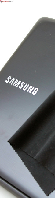 Samsung ATIV Book 9 Lite - 905S3G: Der Deckel sammelt fleißig Fingerabdrücke.