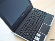 Punkten kann das NB-100 vor allem mit seiner Ausstattung, die neben den üblichen USB, analogen VGA Ausgang, LAN und WLAN Modulen...