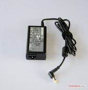 Der Stromadapter liefert 65 Watt.