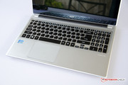 Das Touchpad ist nicht im zentralen Bereich der Handballenablage.