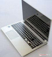Das Edge-to-Edge-Display reflektiert stark.