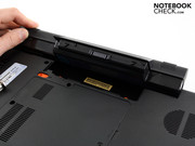 Nach Entfernen der Sperre wir der Akkumulator hochgeklappt.