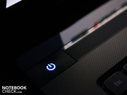 Immerhin leuchtet der Power-Button sehr hübsch bei Dunkelheit.