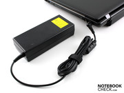 Das Netzteil mit seinen 572 Gramm hat für den Formfaktor die passende Größe,